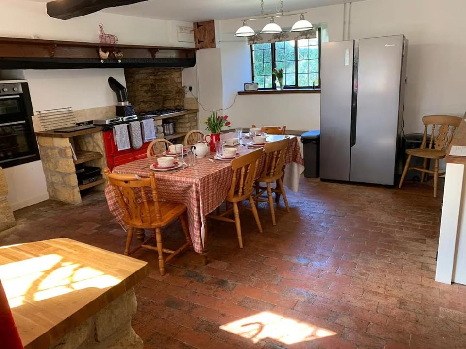 6 Bedroom Farm House with 12 Beds in Weldon Villa in England
