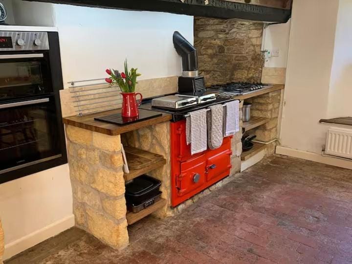 6 Bedroom Farm House with 12 Beds in Weldon Villa in England