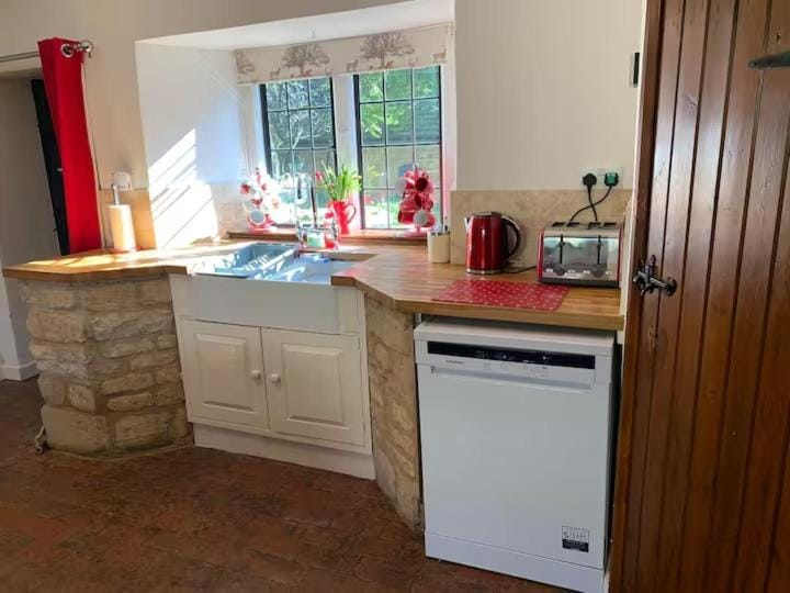 6 Bedroom Farm House with 12 Beds in Weldon Villa in England
