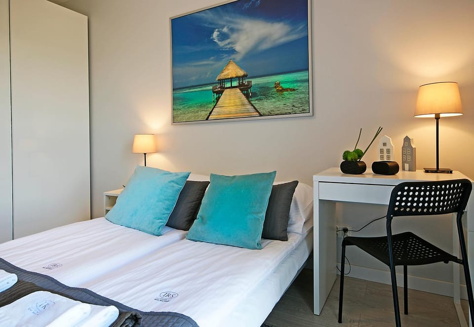 Bed, Photo of the whole room, Seating area, Bedroom