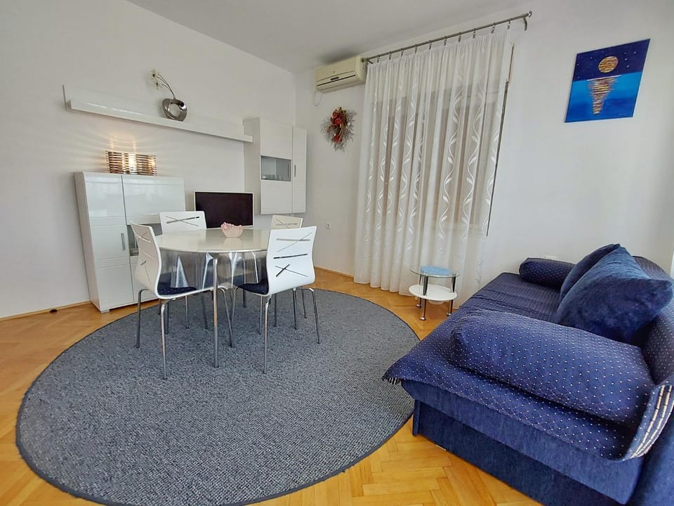Living room, Dining area, air conditioner