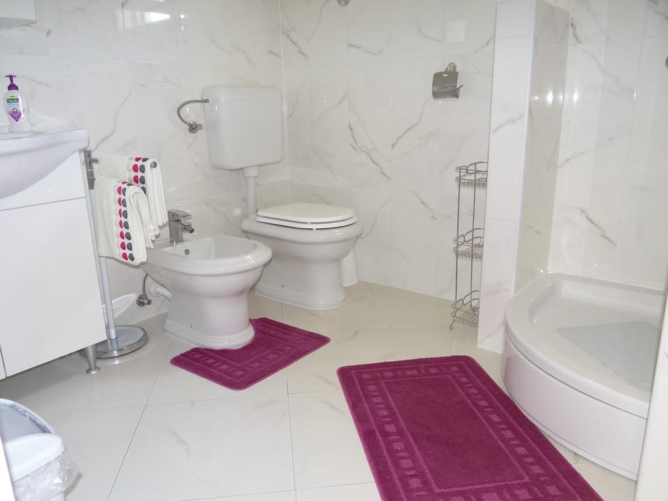 Shower, Toilet, Bathroom, bidet, towels