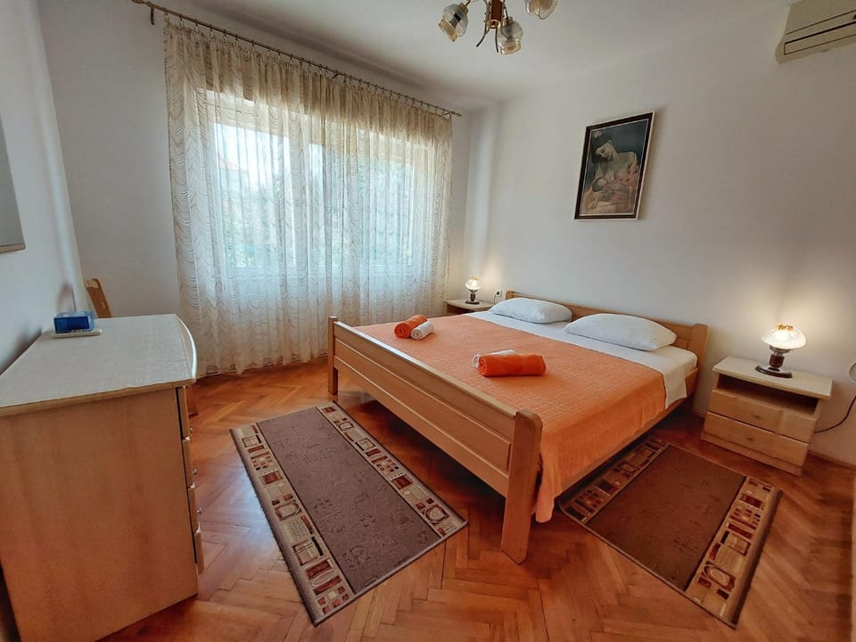 Bed, Bedroom, air conditioner