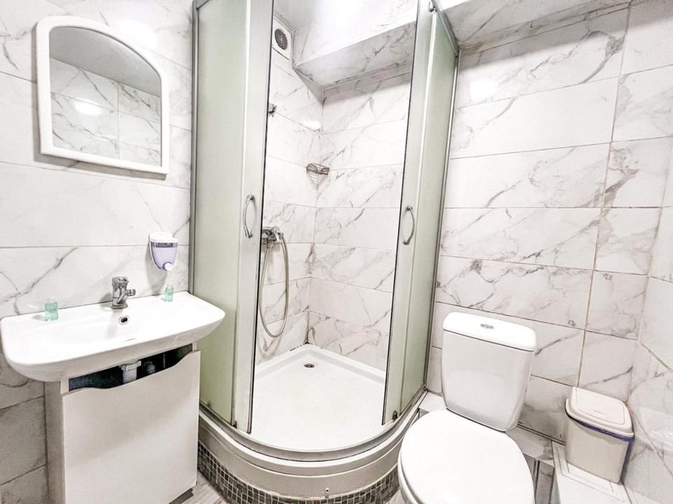 Shower, Toilet