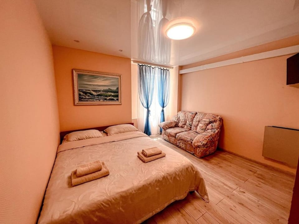 Bed, TV and multimedia, Living room, Seating area, Bedroom, towels