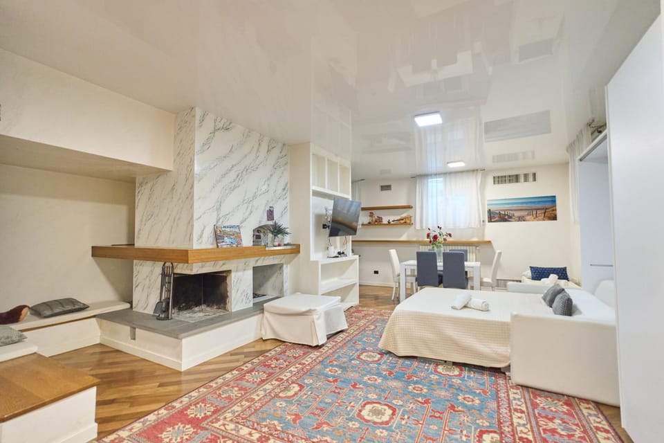 TV and multimedia, Kitchen or kitchenette, Living room, Seating area, Dining area, air conditioner