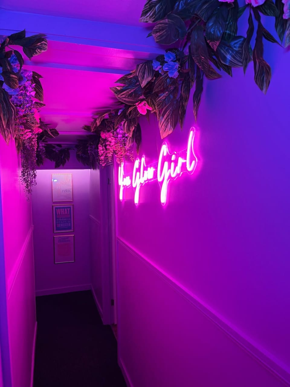 Manchester's ONLY themed slumber party suite for 8 with makeup room Apartment in Manchester