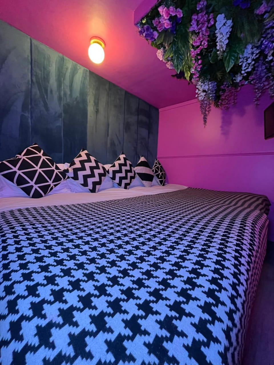 Manchester's ONLY themed slumber party suite for 8 with makeup room Apartment in Manchester