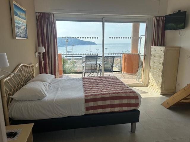 Bed, Natural landscape, TV and multimedia, View (from property/room), Balcony/Terrace, Bedroom, Sea view