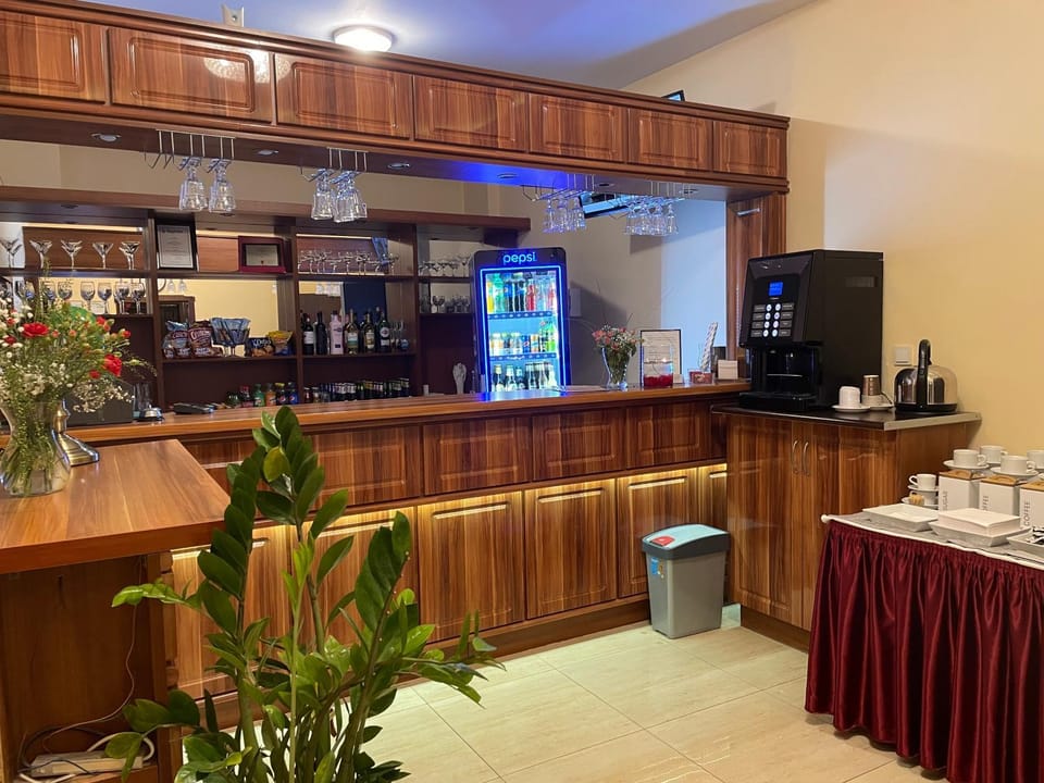 Restaurant/places to eat, Restaurant/places to eat, Coffee/tea facilities, Lobby or reception, Lounge or bar, Lounge or bar, Food and drinks, Breakfast, Drinks, oven