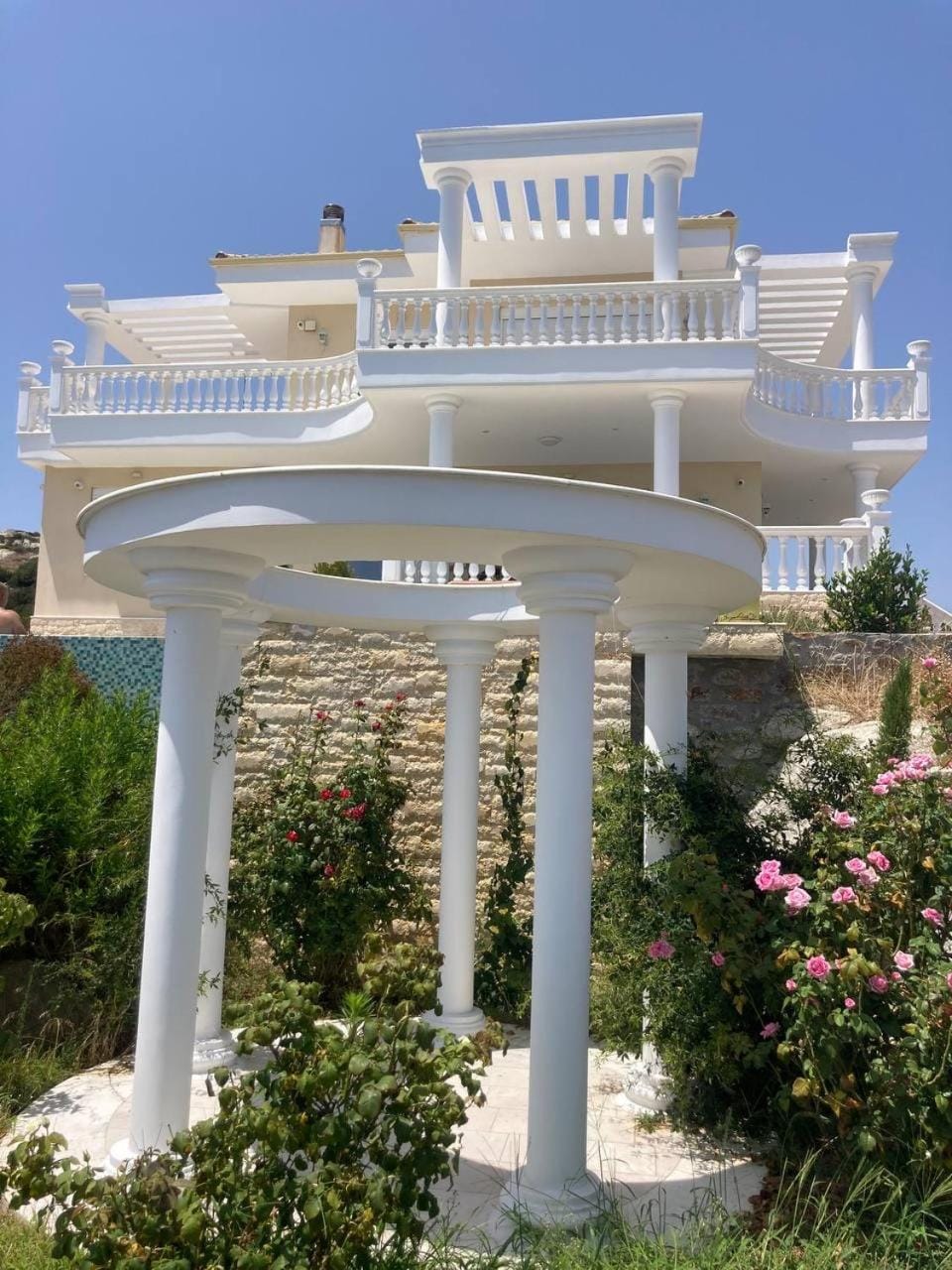Property building, Facade/entrance, Day, Natural landscape, Garden, Garden, Balcony/Terrace, Pool view, Swimming pool