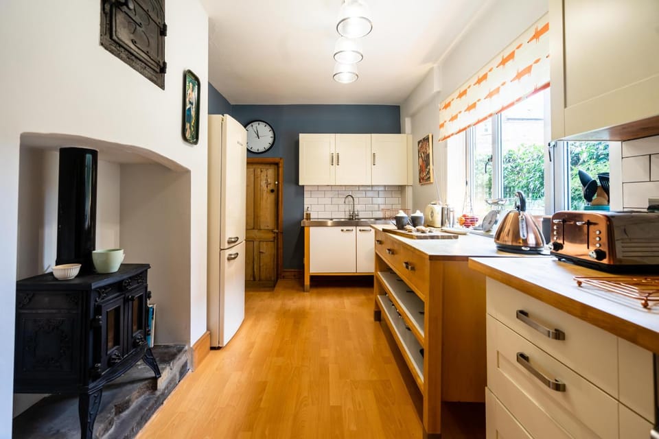 Kitchen or kitchenette, pet friendly, stove, toaster