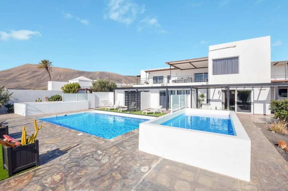 Property building, Balcony/Terrace, Swimming pool