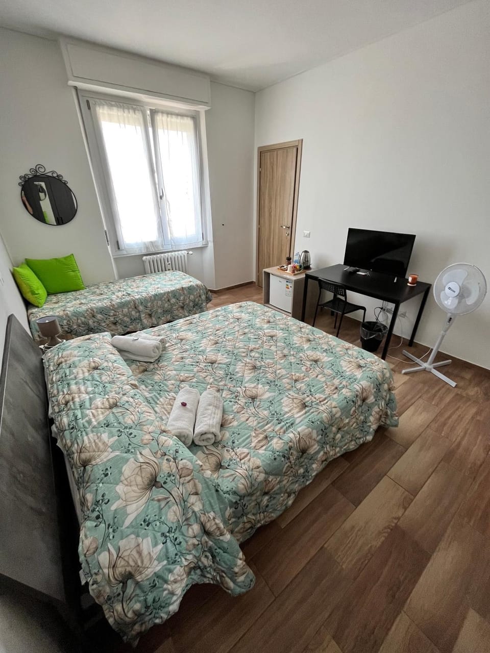 Bed, TV and multimedia, Photo of the whole room, Bedroom, towels