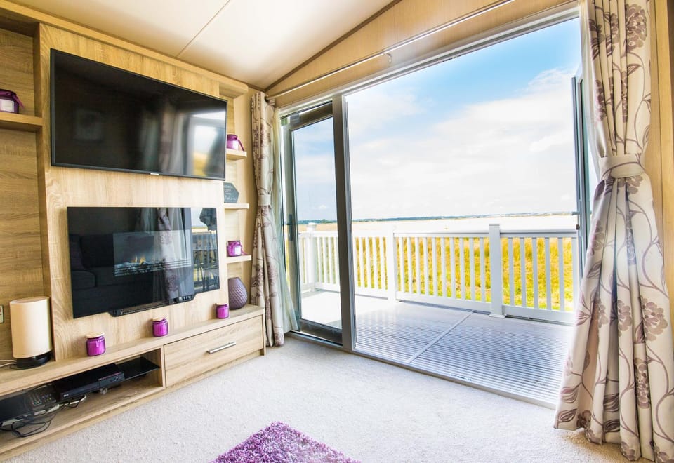 River Lodge Platinum Plus Holiday Home with River Views, Free Wifi & Netflix House in Camber