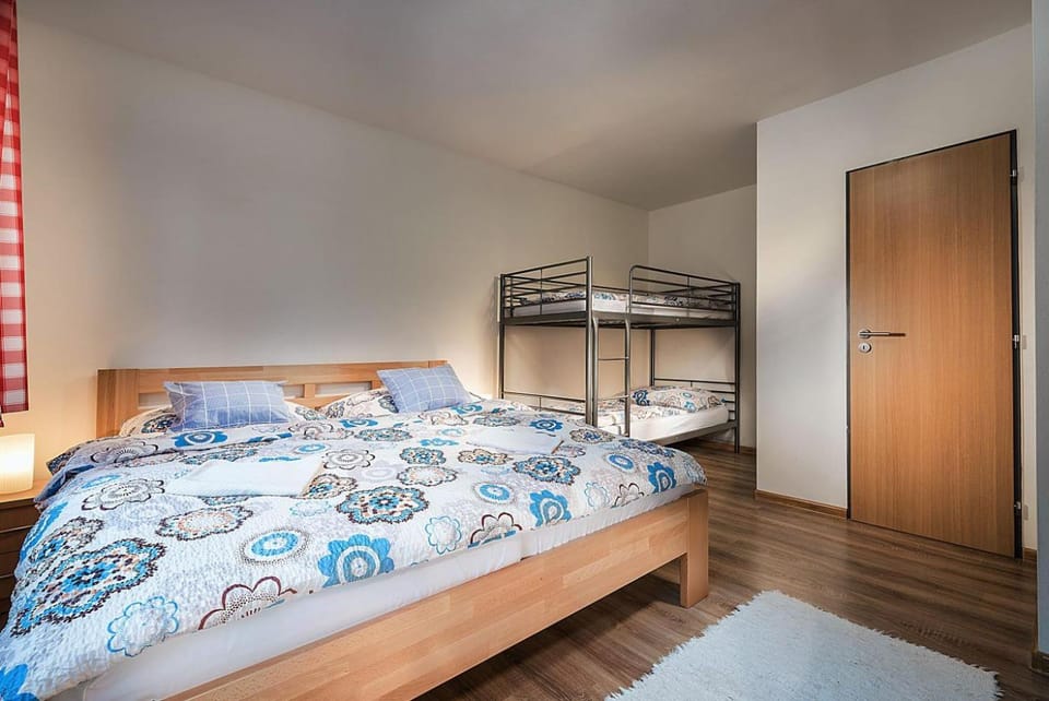 Bedroom, bunk bed