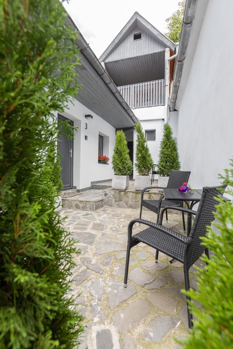 Property building, Day, Balcony/Terrace