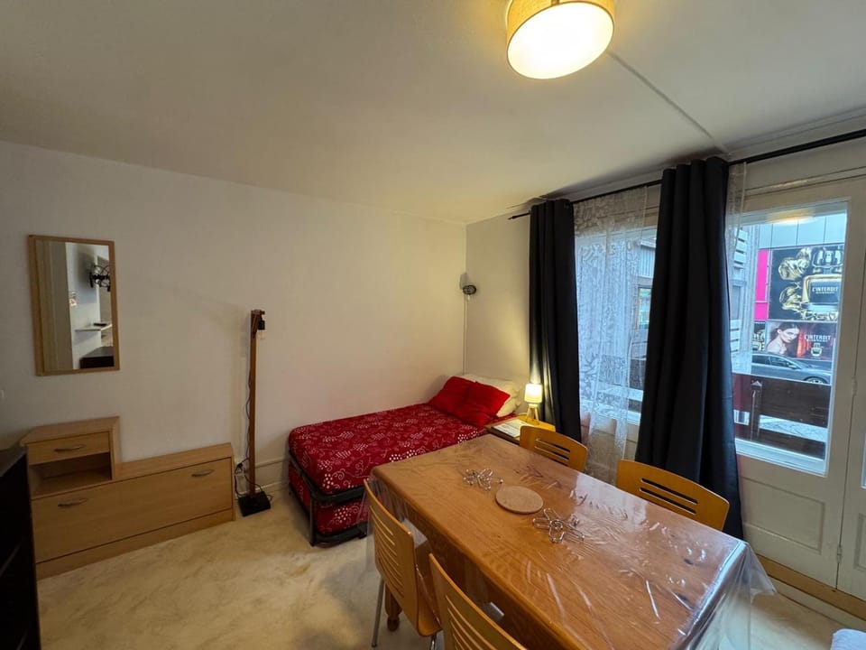 Bed, Living room, Photo of the whole room