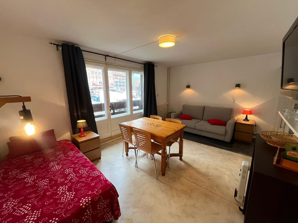 Bed, Living room, Photo of the whole room, Dining area, Bedroom