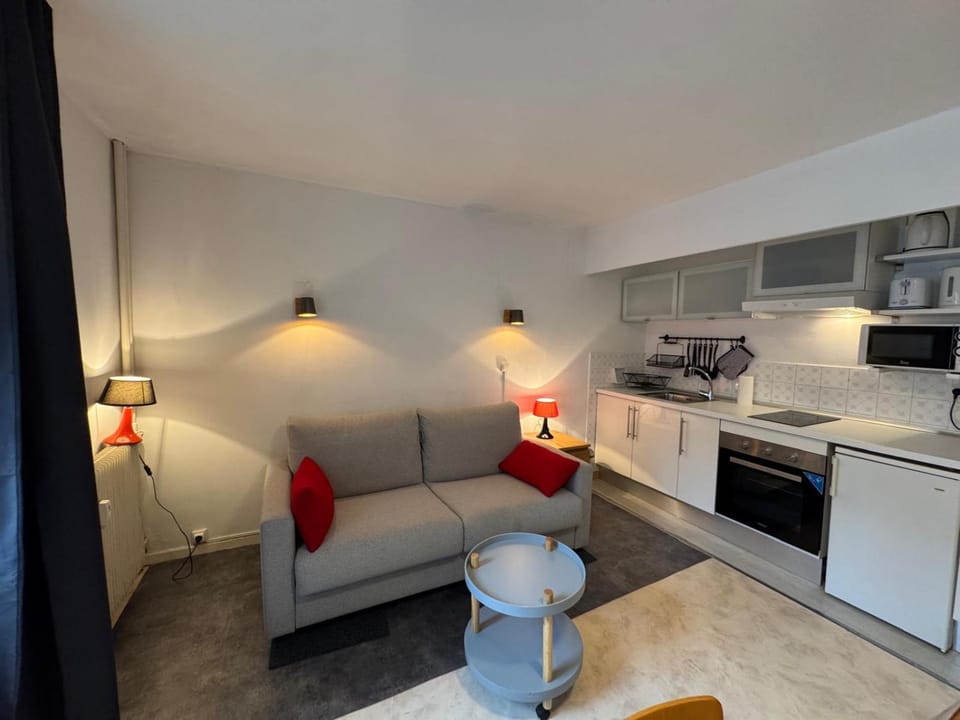 Bed, Kitchen or kitchenette, Living room, Photo of the whole room, oven, pet friendly, stove, toaster
