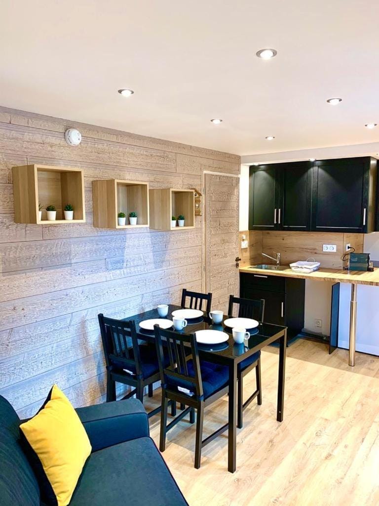 Kitchen or kitchenette, Dining area