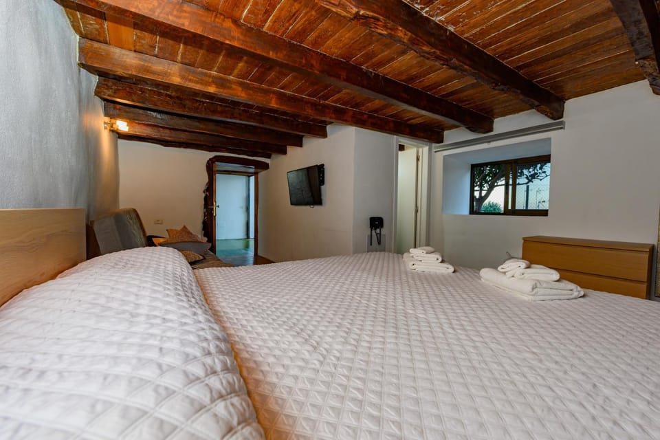 Bed, TV and multimedia, Photo of the whole room, Bedroom