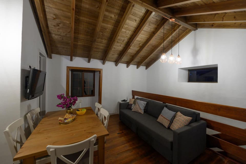 Communal lounge/ TV room, TV and multimedia, Living room, Dining area