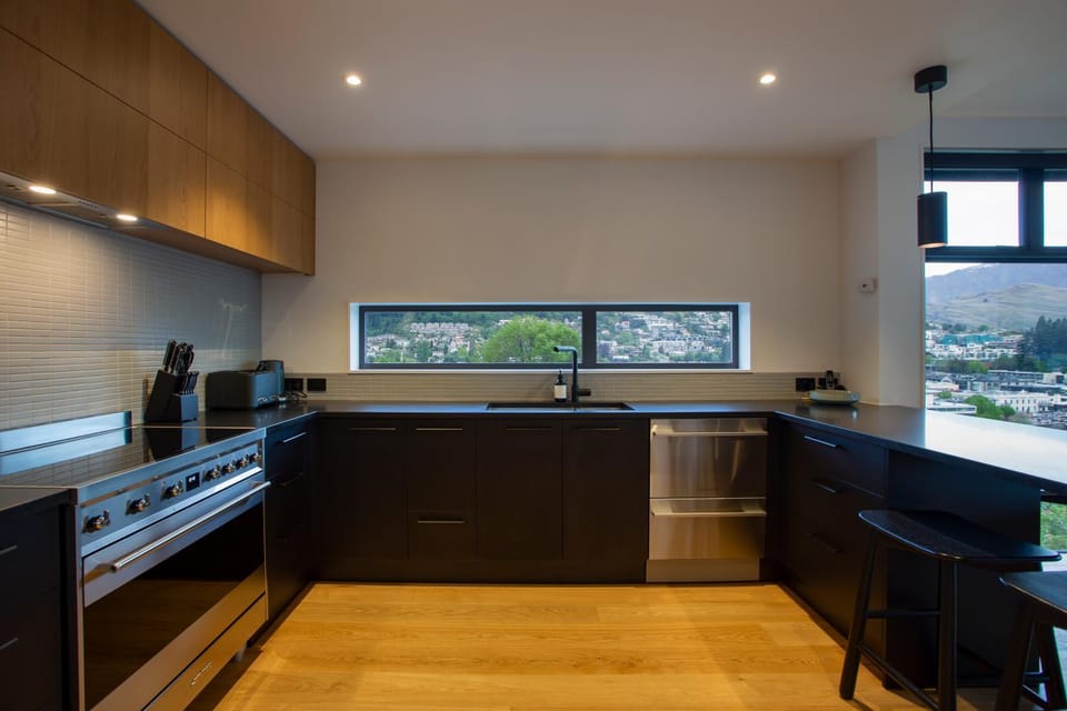 Coffee/tea facilities, Kitchen or kitchenette, Seating area, dishwasher, stove, toaster
