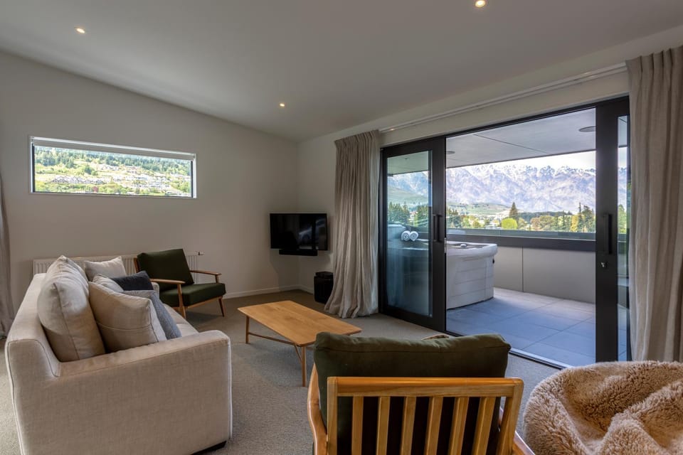 Hot Tub, TV and multimedia, Living room, Seating area