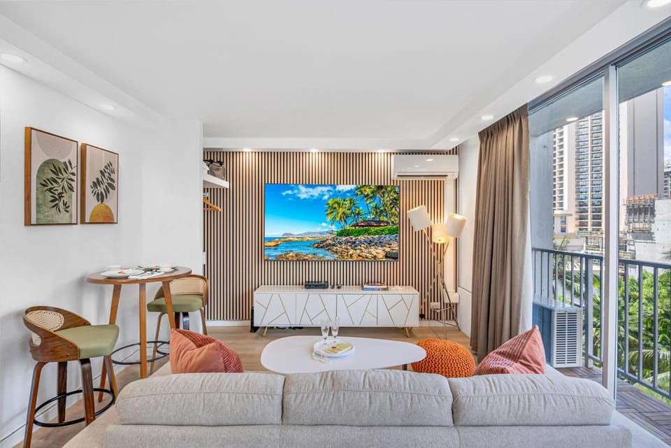 TV and multimedia, Living room, Photo of the whole room, Seating area, Dining area