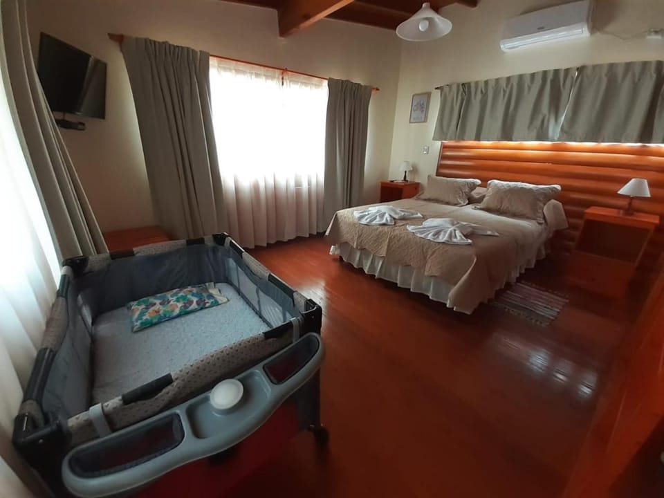 Bed, TV and multimedia, Photo of the whole room, Bedroom, cot