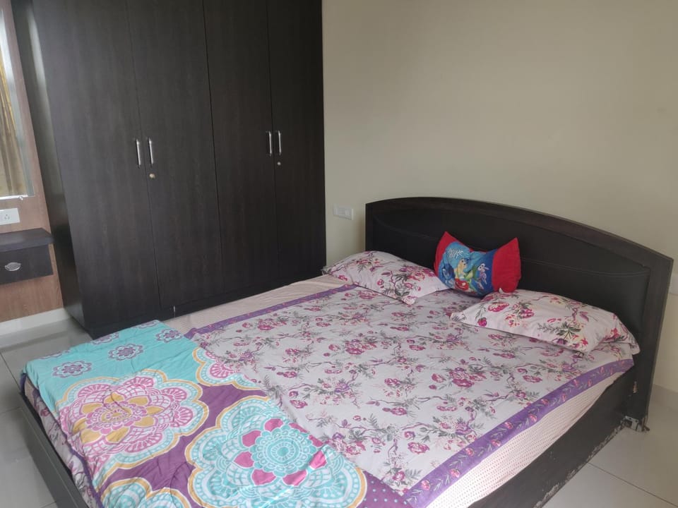 Photo of the whole room, cot