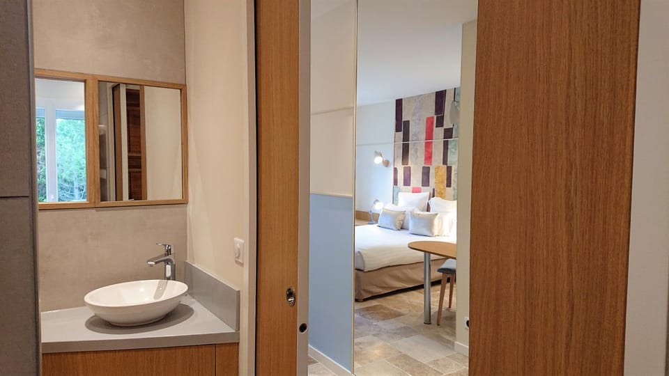 Bed, Bathroom