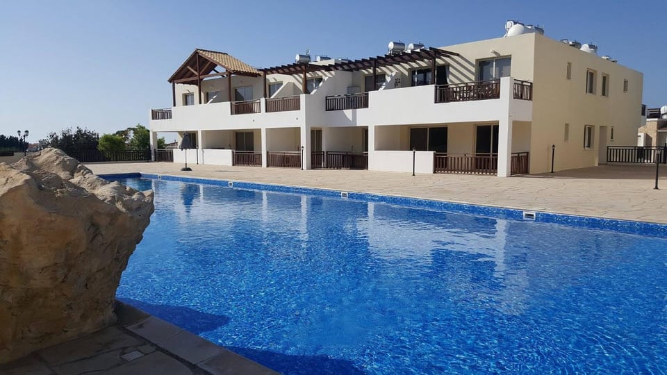 Top floor 2 bedroom apartment E101, 3 pools, sea view, FREE WIFI Apartment in Peyia