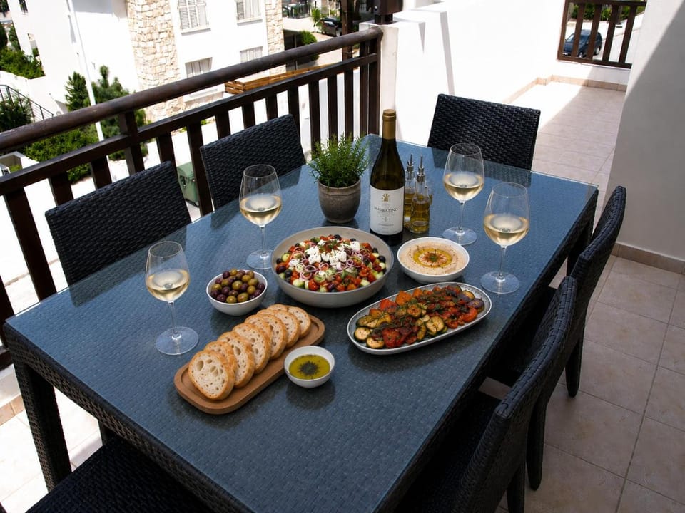 Top floor 2 bedroom apartment E101, 3 pools, sea view, FREE WIFI Apartment in Peyia