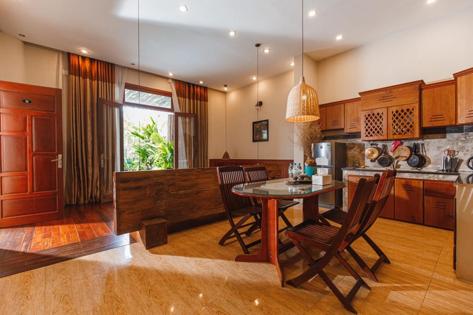 Kitchen or kitchenette, Seating area, Dining area