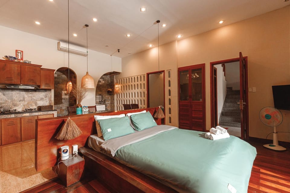 Bed, TV and multimedia, Photo of the whole room, Bedroom, fireplace