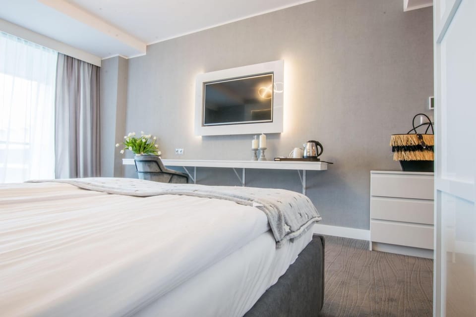 Bed, TV and multimedia, Photo of the whole room, Bedroom, hair dresser
