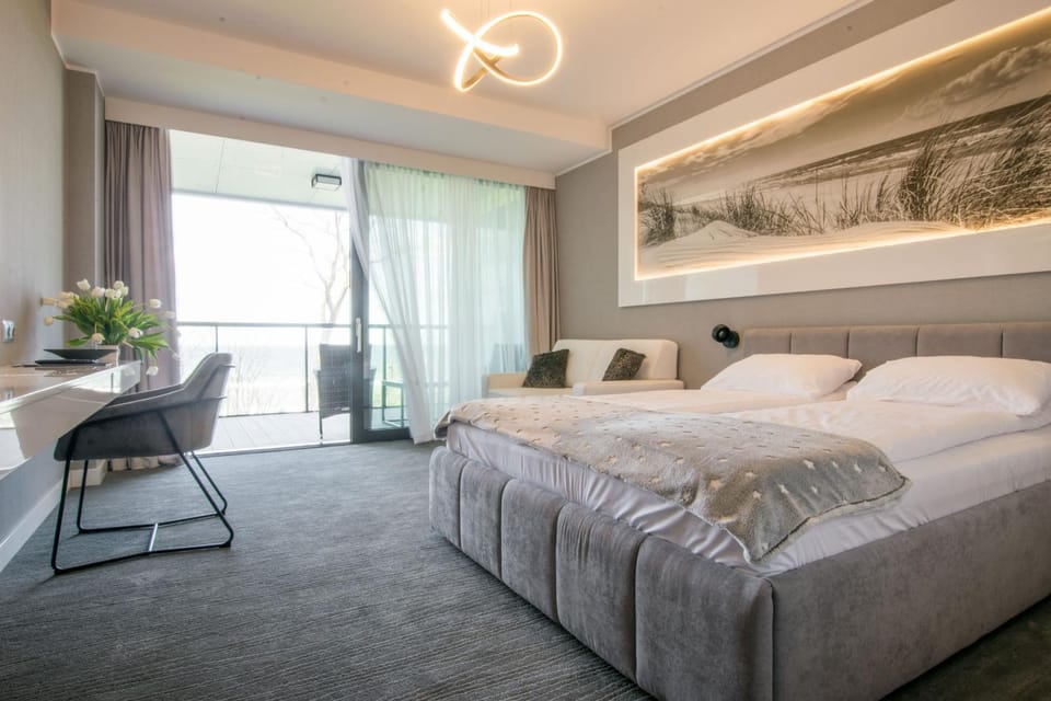 Bed, Living room, Photo of the whole room, Seating area, Bedroom, Sea view