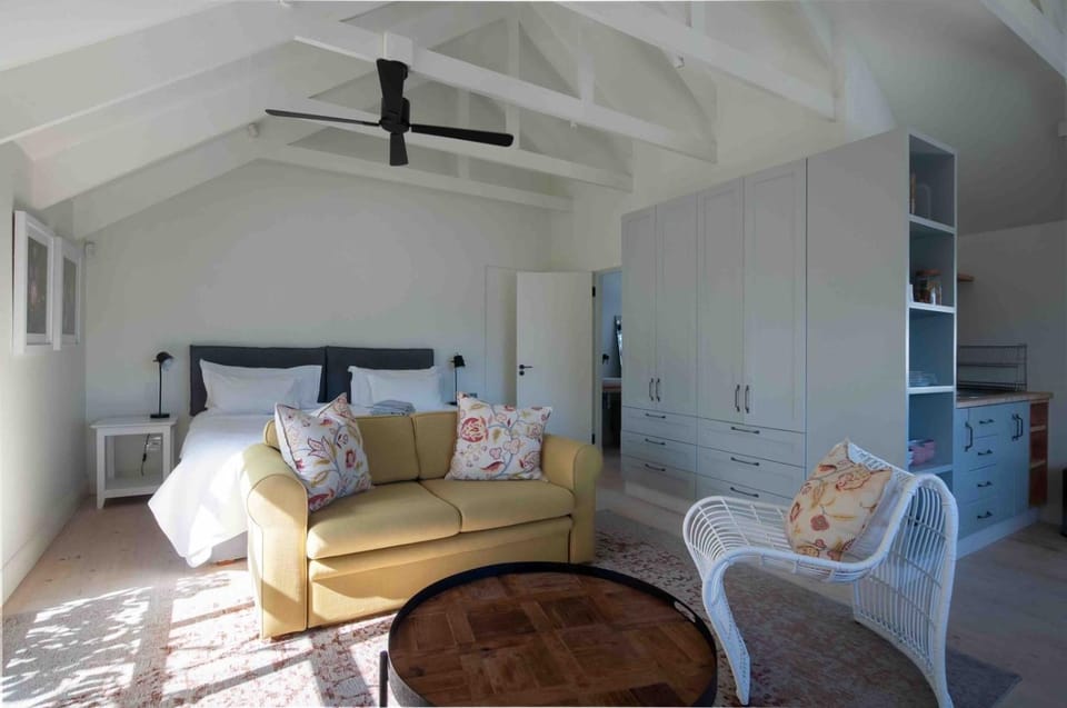 Bed, Seating area, fireplace