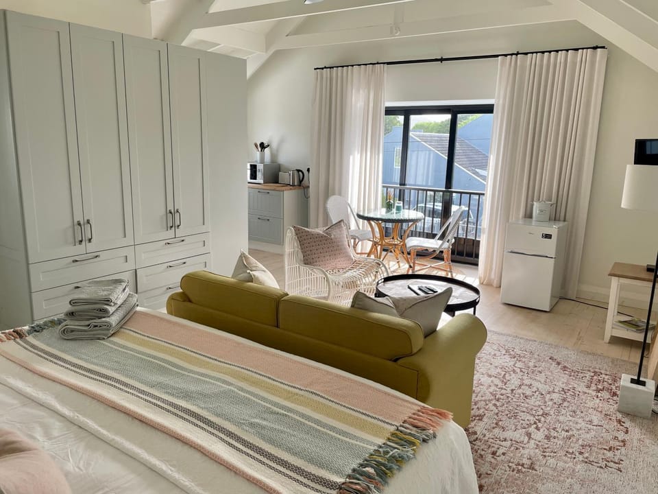 hair dresser, wardrobe