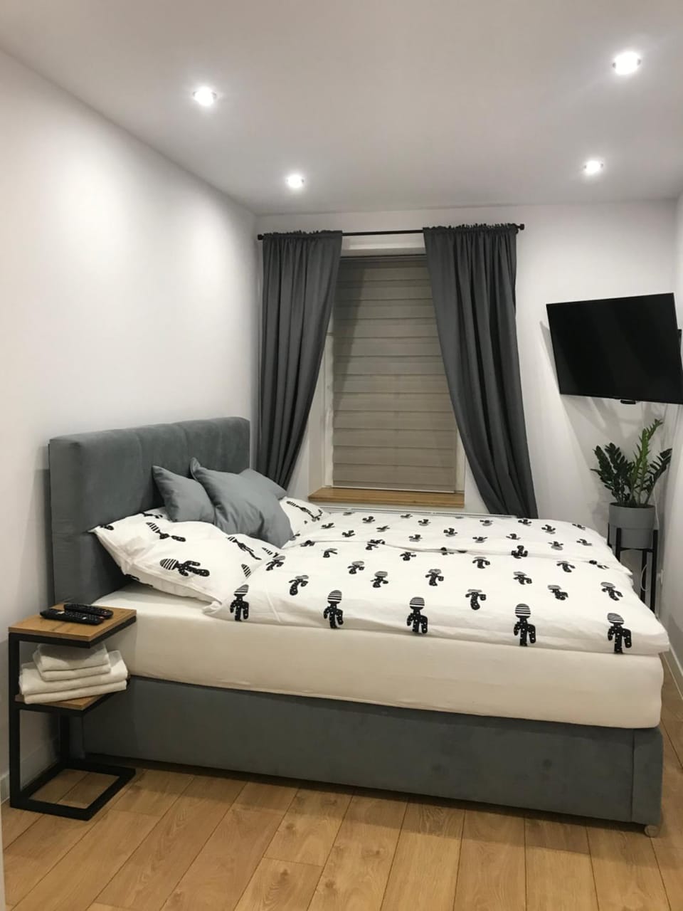 Bed, Photo of the whole room, Seating area, Bedroom