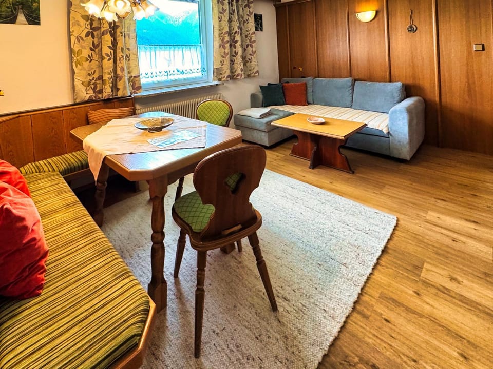 Living room, Photo of the whole room, Seating area, Dining area