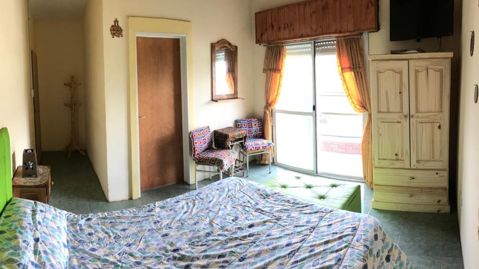 Bed, TV and multimedia, Balcony/Terrace, Photo of the whole room, Bedroom, wardrobe