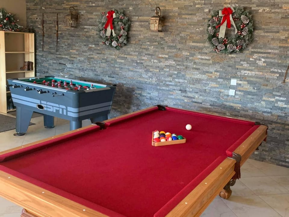 Billiard, Game Room