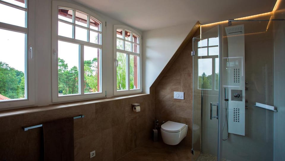 Shower, Toilet, Bathroom, internet, towels