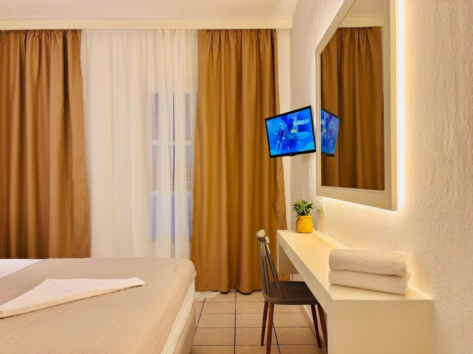 TV and multimedia, Photo of the whole room, Bedroom