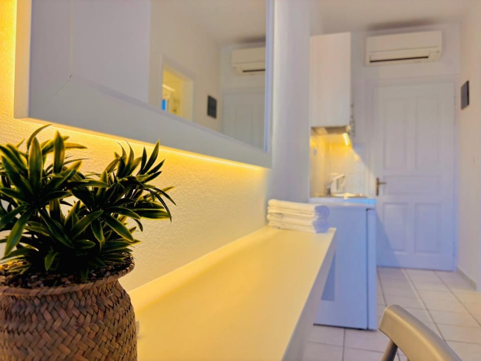 Kitchen or kitchenette, air conditioner