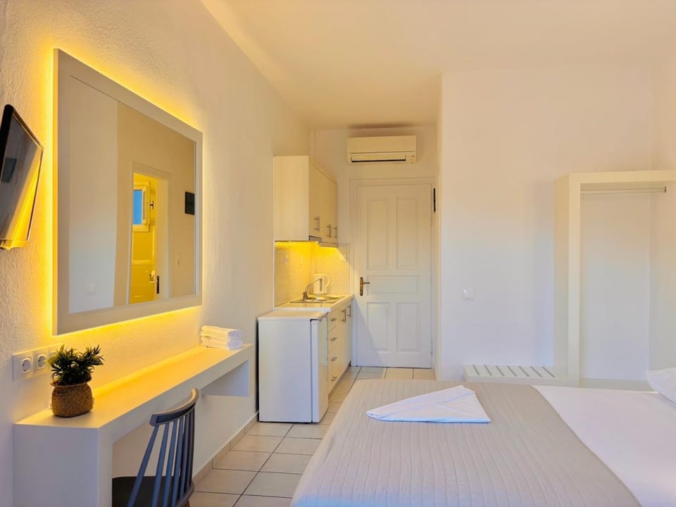 Bed, Photo of the whole room, Bedroom, wardrobe, air conditioner