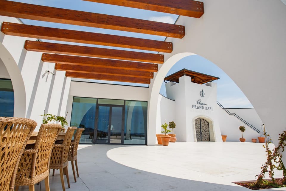 Facade/entrance, Dining area